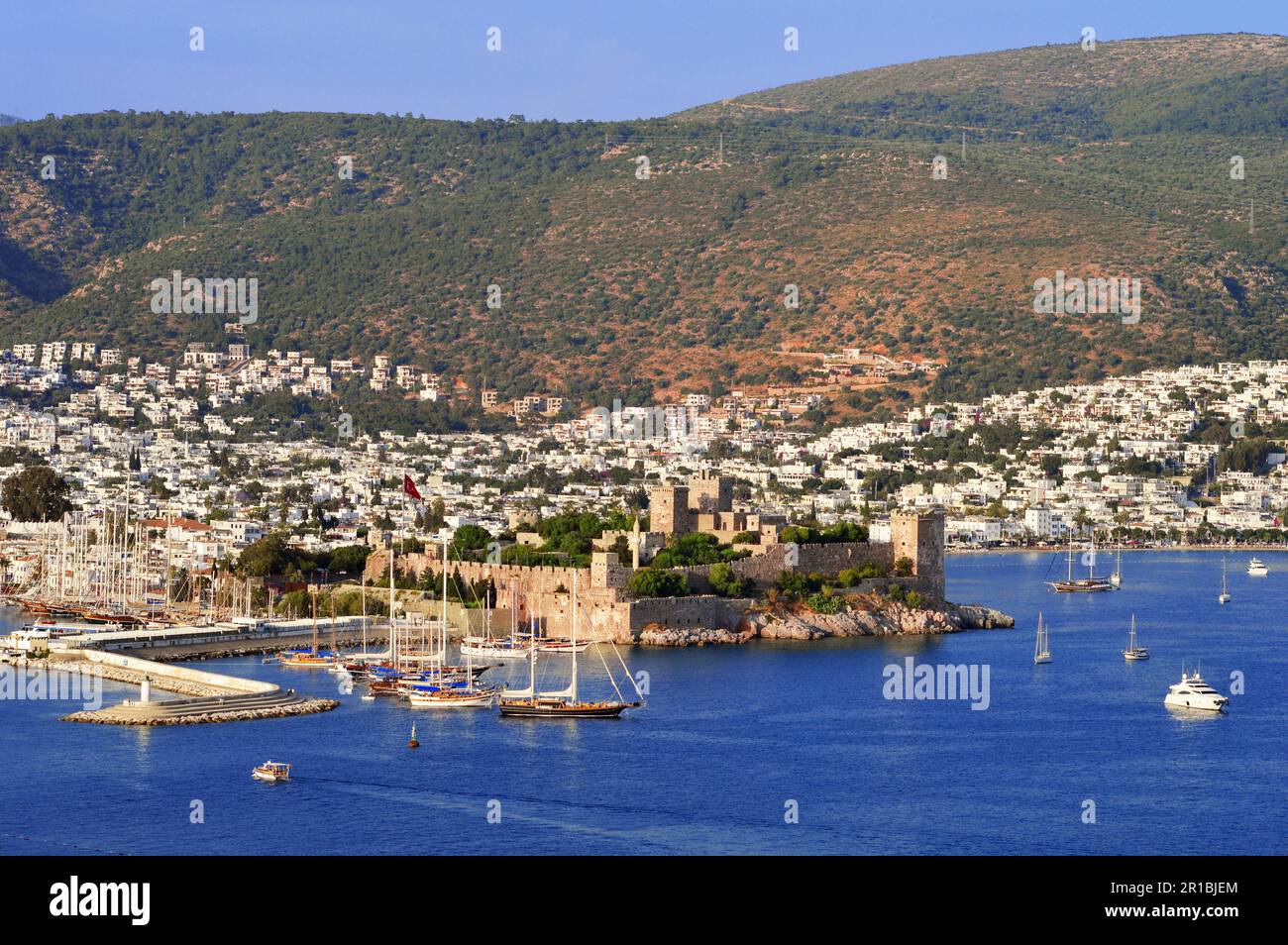 Vue sur le port de Bodrum pendant la chaude journée d'été. Riviera turque Banque D'Images