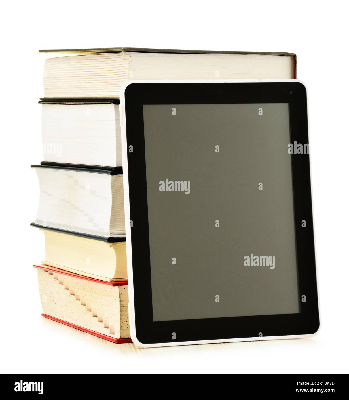 La composition avec livres et tablette ordinateur isolé sur fond blanc Banque D'Images