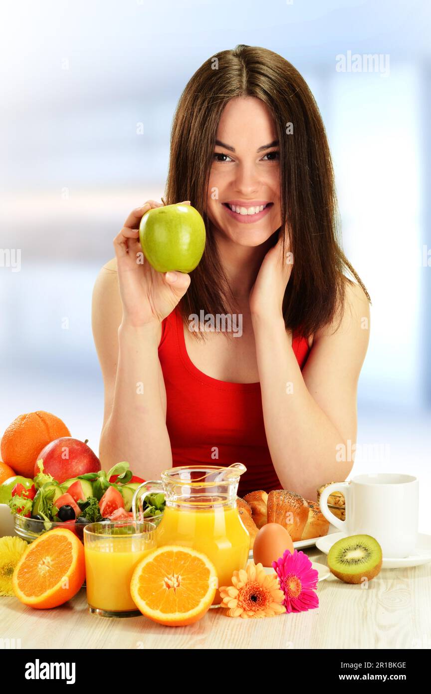 Jeune femme ayant le petit déjeuner. Alimentation équilibrée Banque D'Images