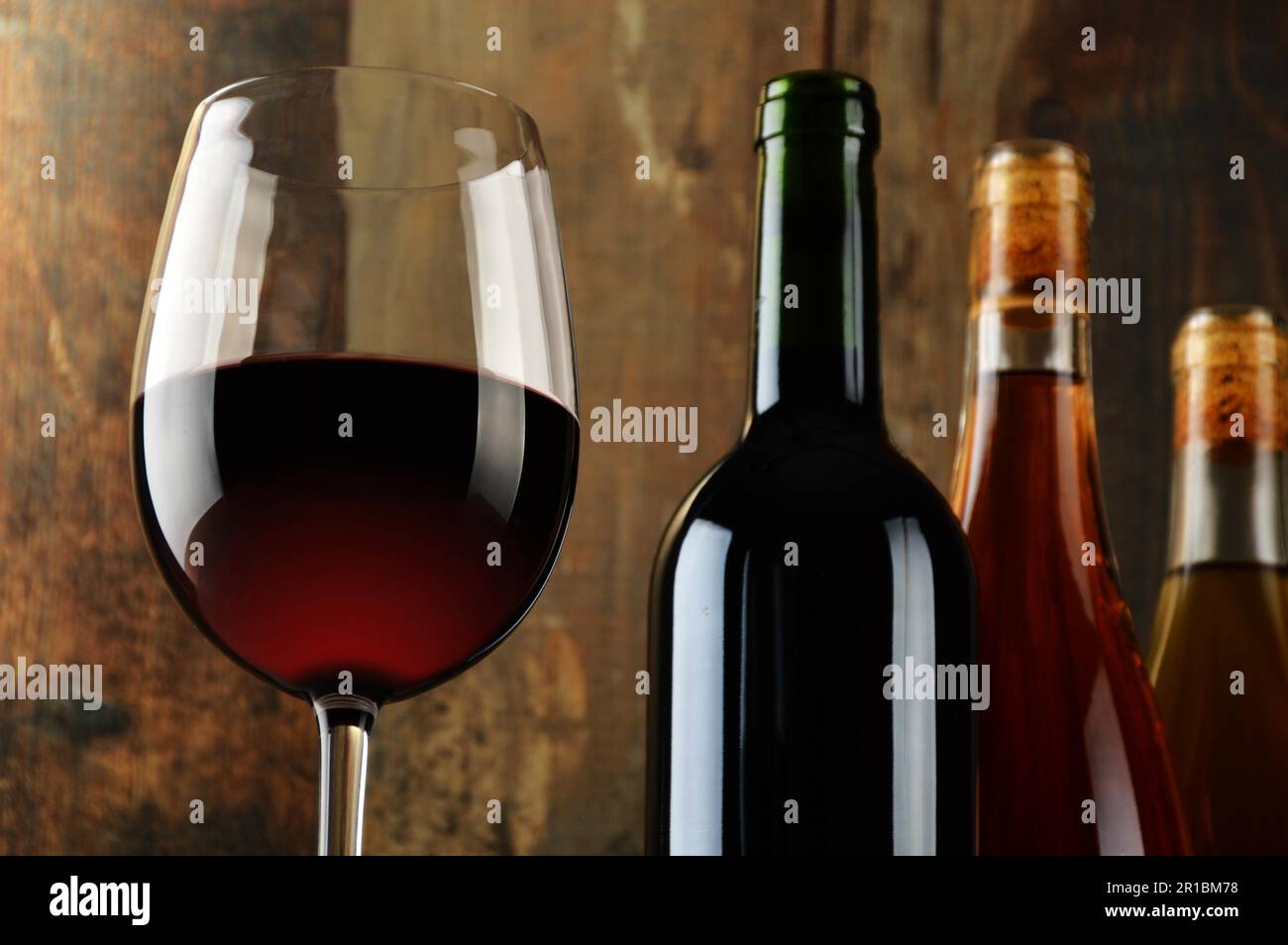 Composition avec verre et bouteilles de vin Banque D'Images