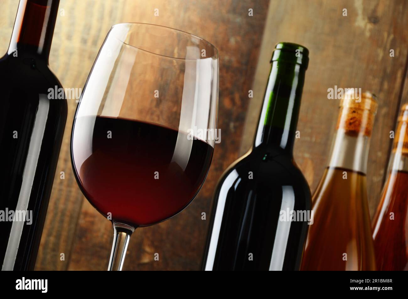 Composition avec verre et bouteilles de vin Banque D'Images