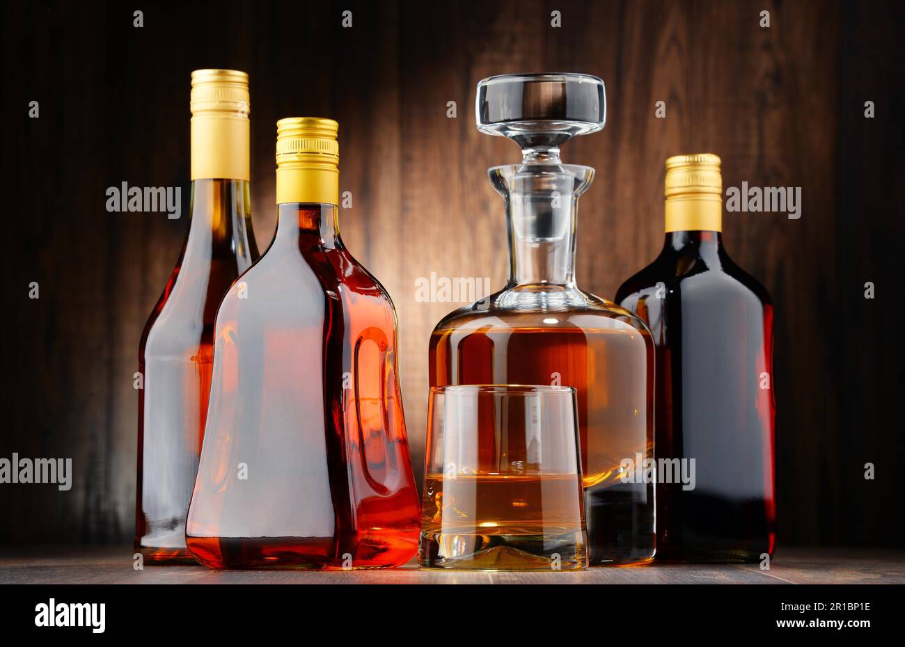 La composition avec des bouteilles d'un assortiment de boissons alcoolisées et de verre de whisky Banque D'Images