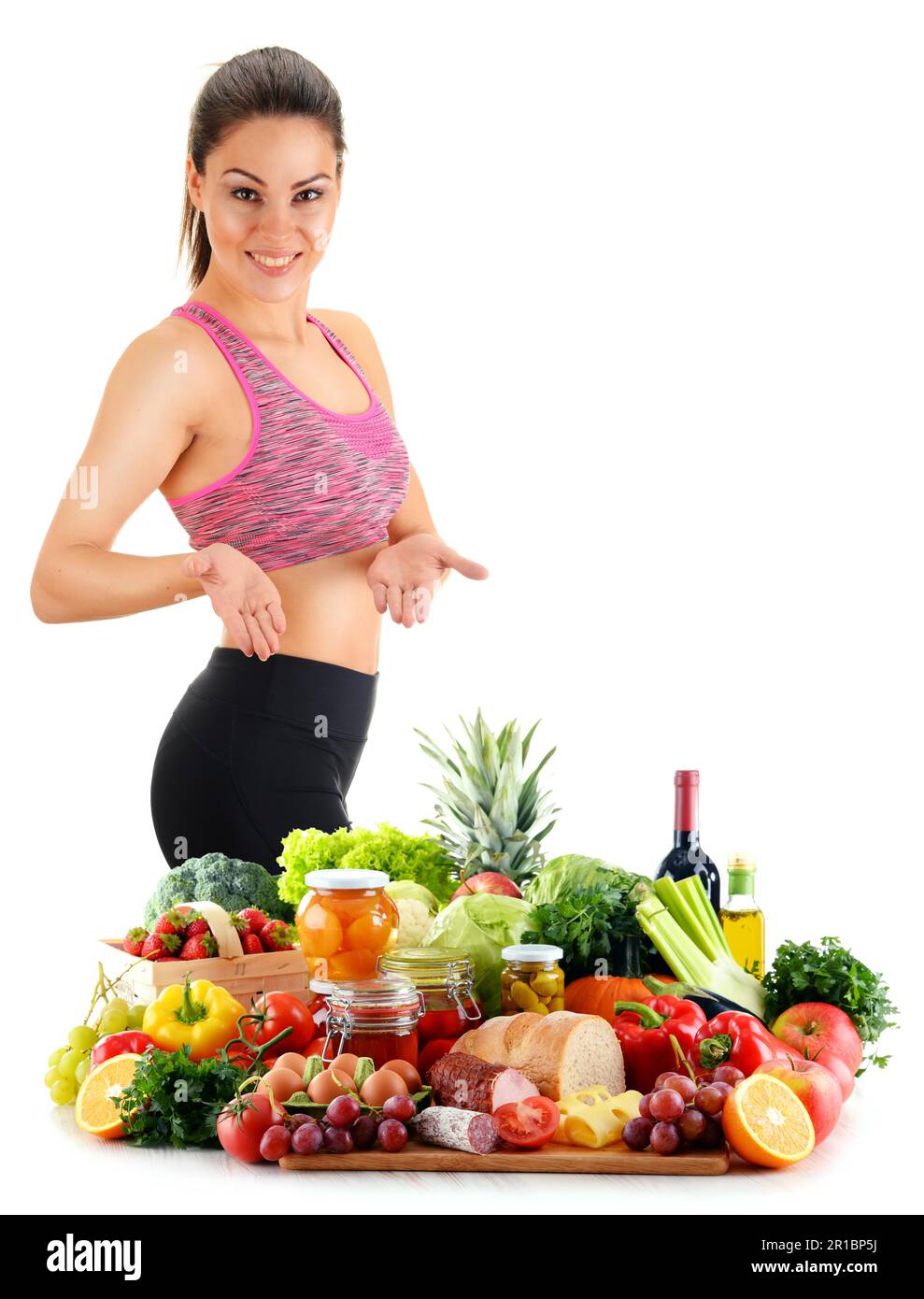 Jeune femme avec variété de fruits et légumes biologiques Banque D'Images