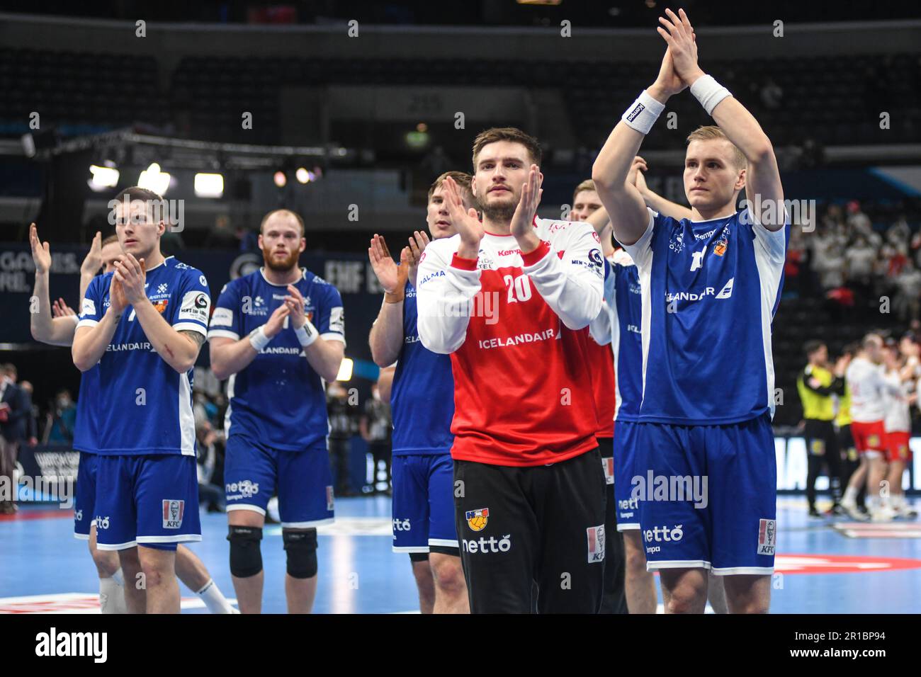 L'équipe nationale d'Islande salue leurs fans après une perte contre le Danemark. Monténégro. EHF Euro 2022. Tour principal Banque D'Images