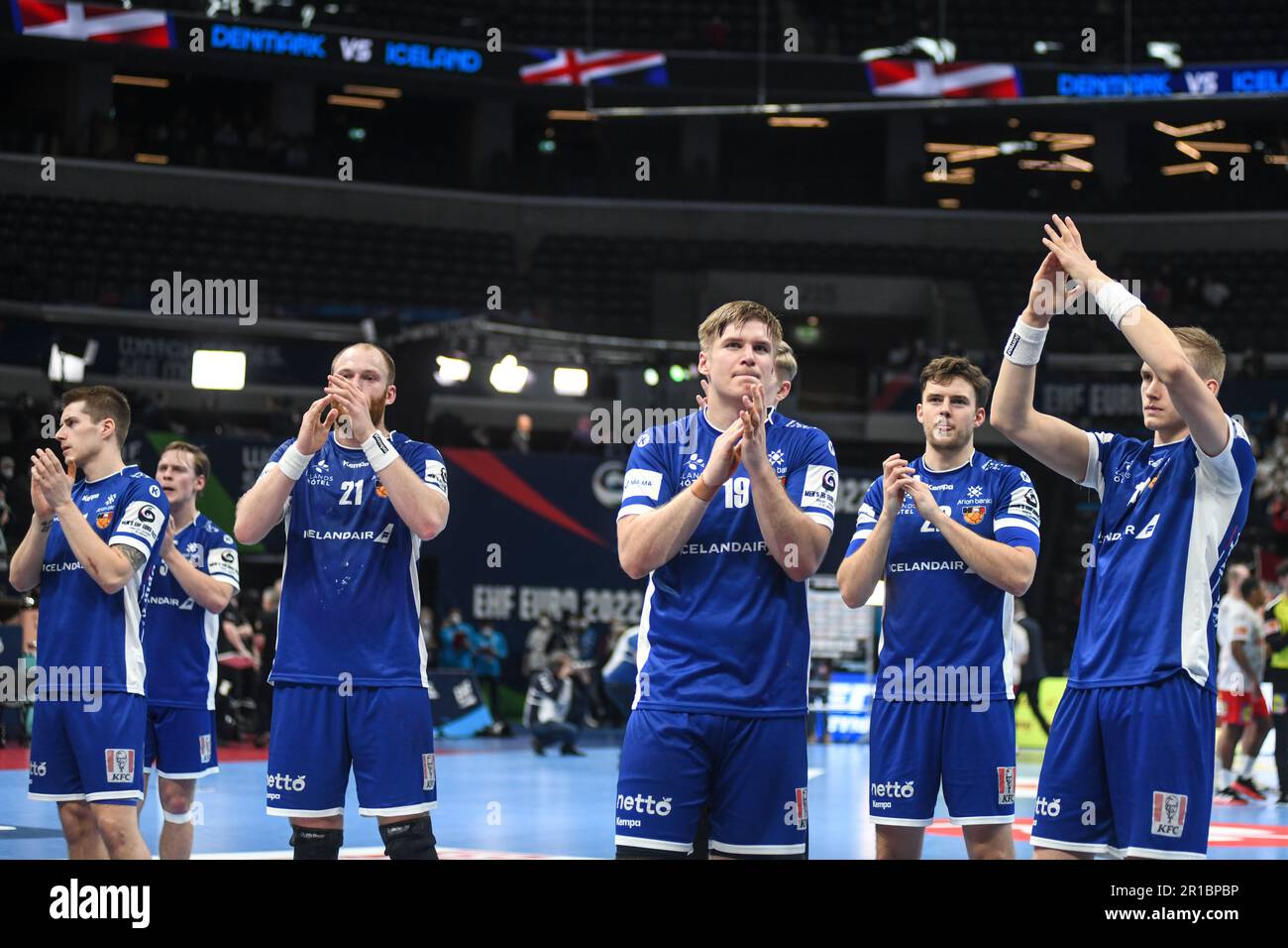 L'équipe nationale d'Islande salue leurs fans après une perte contre le Danemark. Monténégro. EHF Euro 2022. Tour principal Banque D'Images