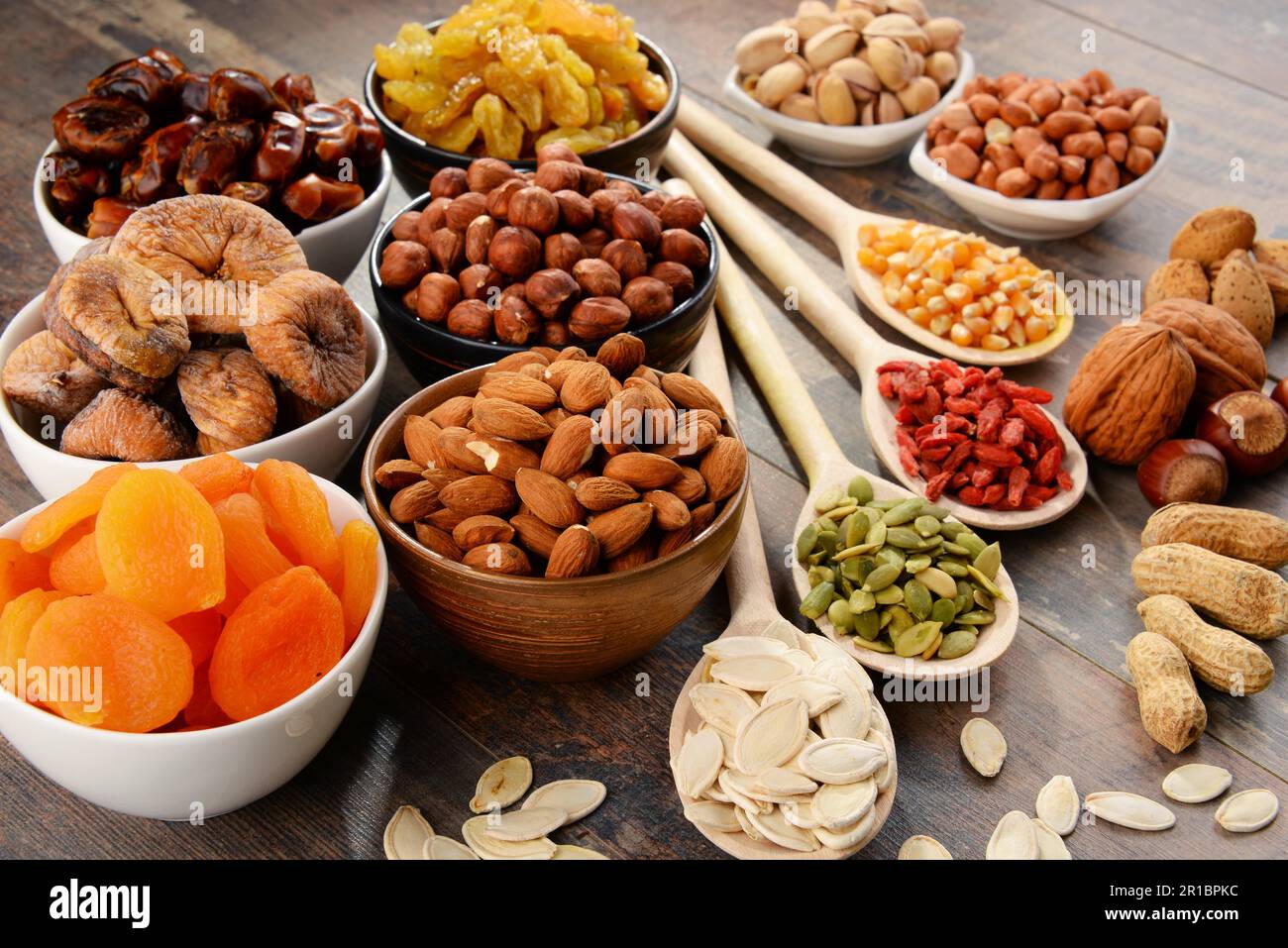 La composition avec fruits secs et noix assorties Banque D'Images