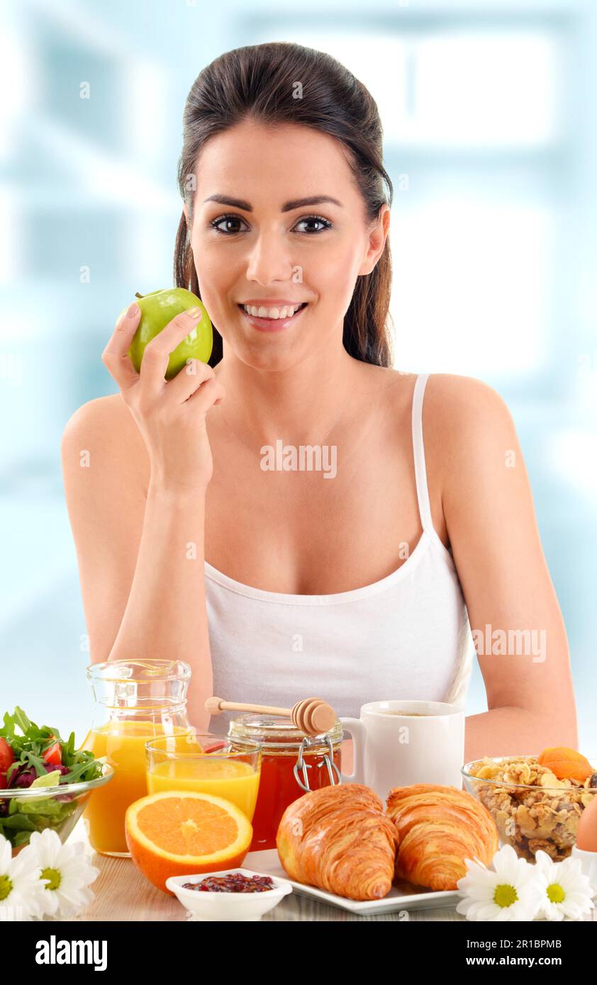 Jeune femme ayant le petit déjeuner. Alimentation équilibrée Banque D'Images