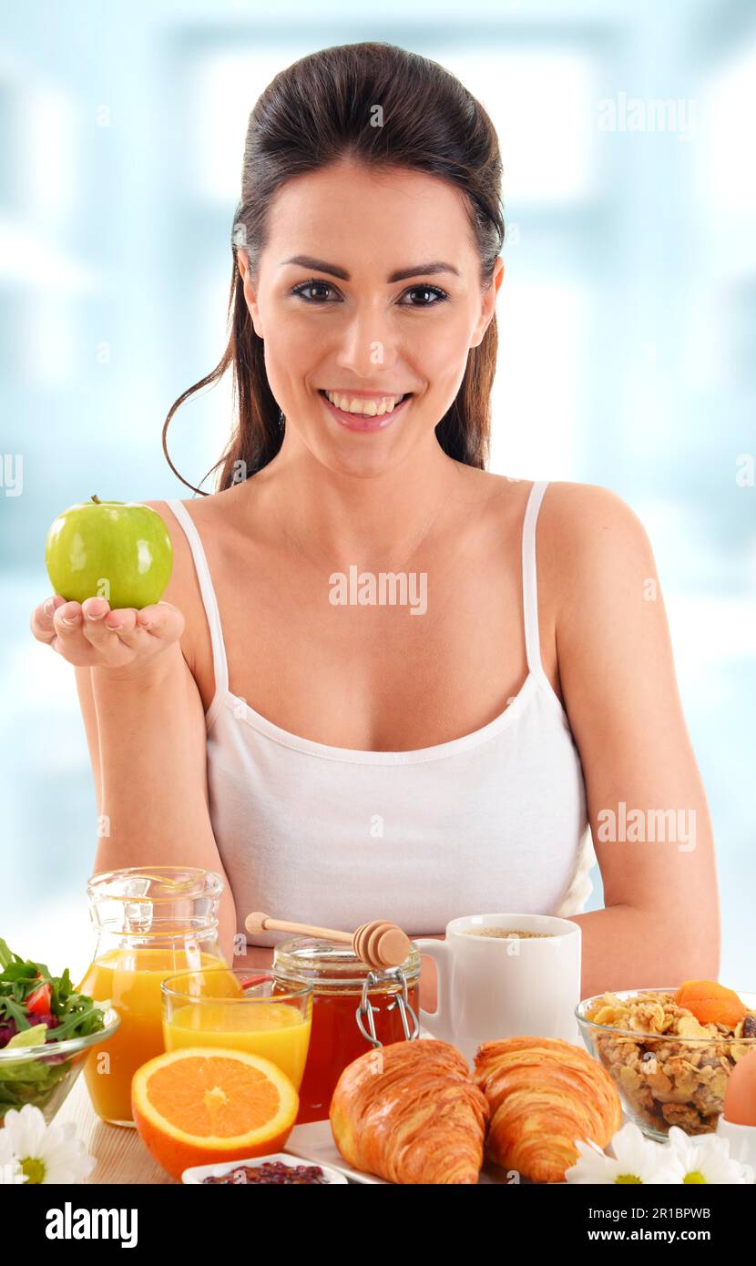 Jeune femme ayant le petit déjeuner. Alimentation équilibrée Banque D'Images