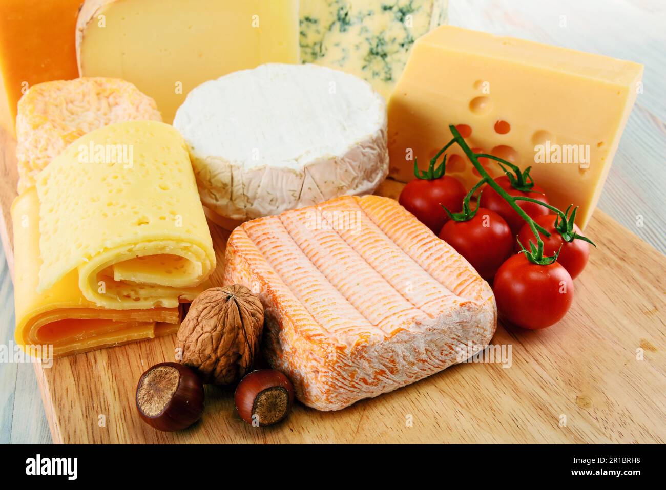 Différentes sortes de fromage isolé sur fond blanc Banque D'Images