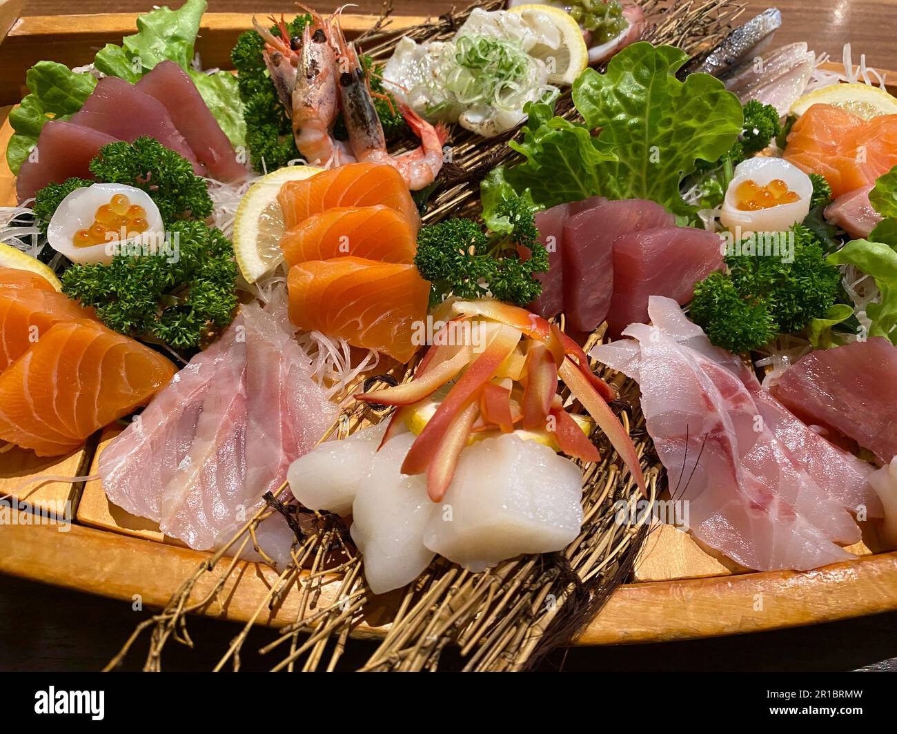 Assiette de sushi à base de sashimis mélangés, poisson cru, saumon, thon, pétoncles, Œufs de poisson, anguille, maquereau, calmar japonais, poulpe, Crevettes, Stuttgart Banque D'Images