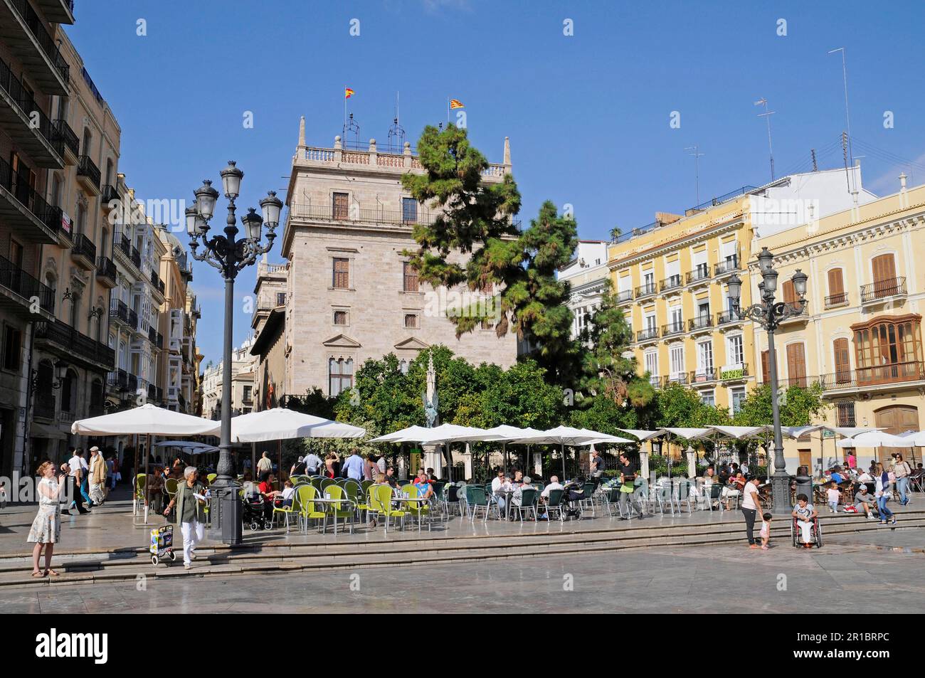 Street café, touristes, Palacio, Palau de la Generalitat, siège du gouvernement régional, Plaza de la Virgen, place, Valence, Espagne Banque D'Images