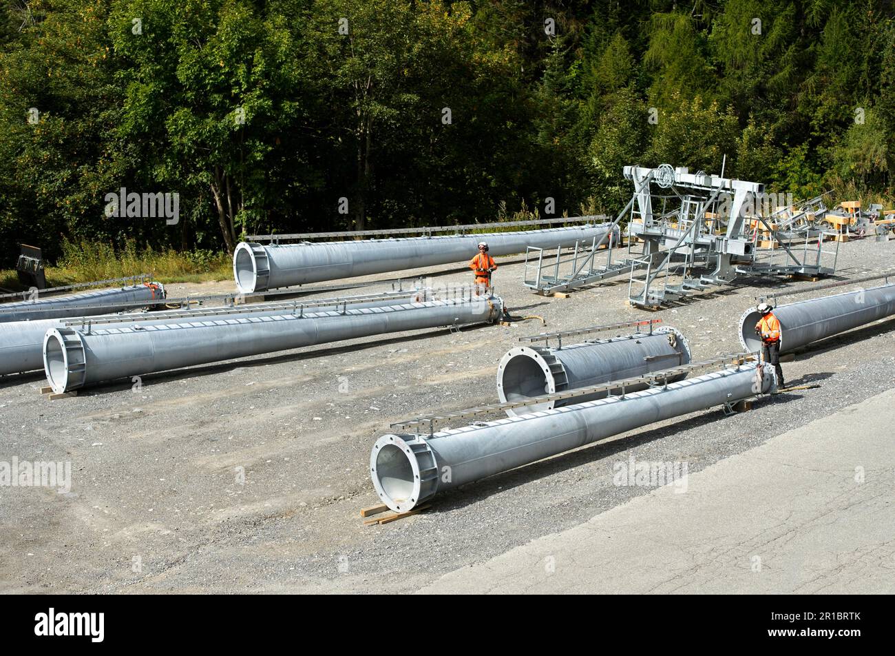 Des poutres tubulaires pour l'assemblage d'un remonte-pente se trouvent sur un chantier de construction, Ovronnaz, Valais, Suisse Banque D'Images