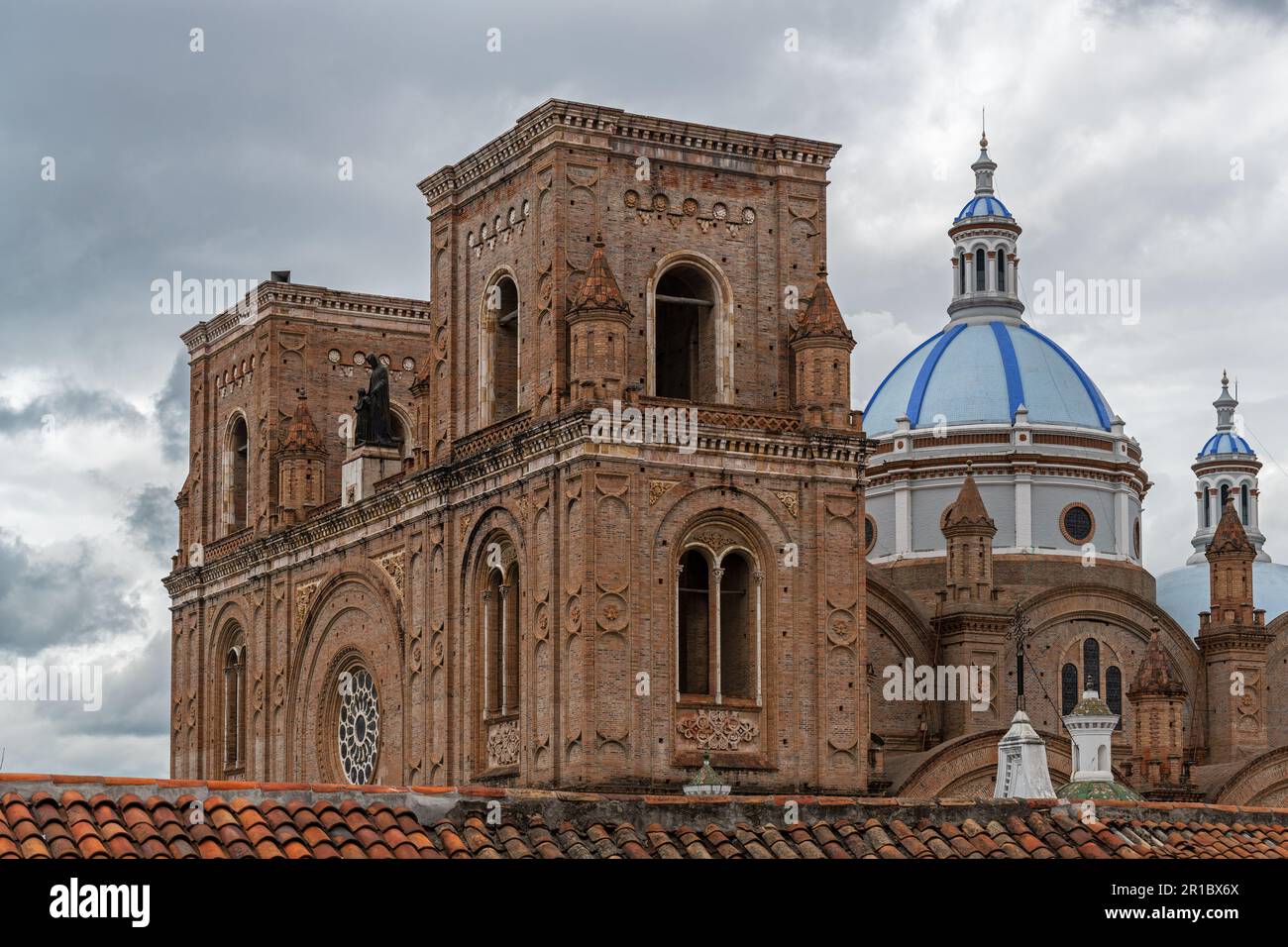 Nouvelles tours et dôme de la cathédrale, Cuenca, Equateur. Banque D'Images
