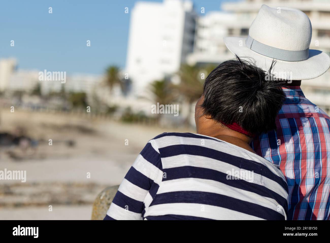 Couple afro-américain senior qui s'embrasse sur la promenade au bord de la mer Banque D'Images