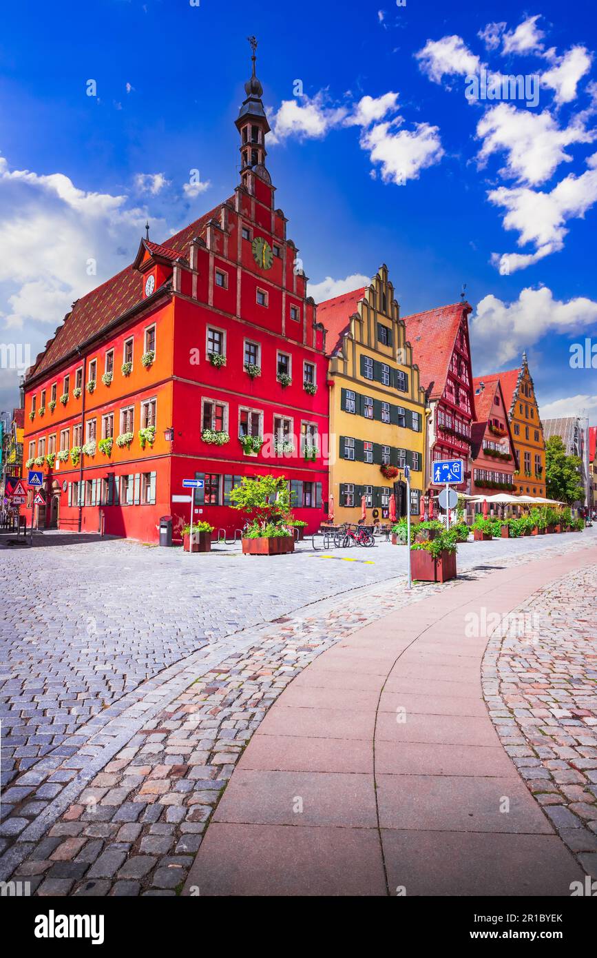 Dinkelsbuhl, Allemagne. Charmante petite ville avec des maisons colorées traditionnelles à moitié trimbered sur la route romantique, célèbres paysages de la Bavière. Banque D'Images