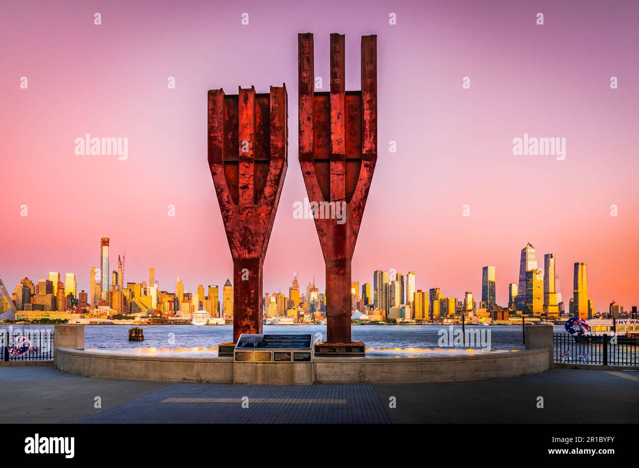 New York, États-Unis - septembre 2019 : 9/11 Memorial Weehawken à Union City et horizon de Mid Manhattan, États-Unis d'Amérique. Banque D'Images