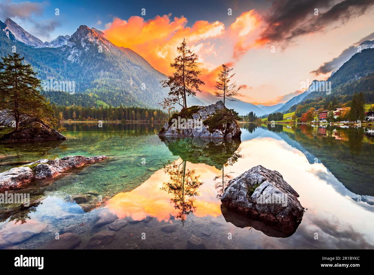 Hintersee, Bavière. Pittoresque lac alpin situé dans les Alpes bavaroises d'Allemagne, entouré de forêts luxuriantes et de superbes paysages de montagne, Berchte Banque D'Images