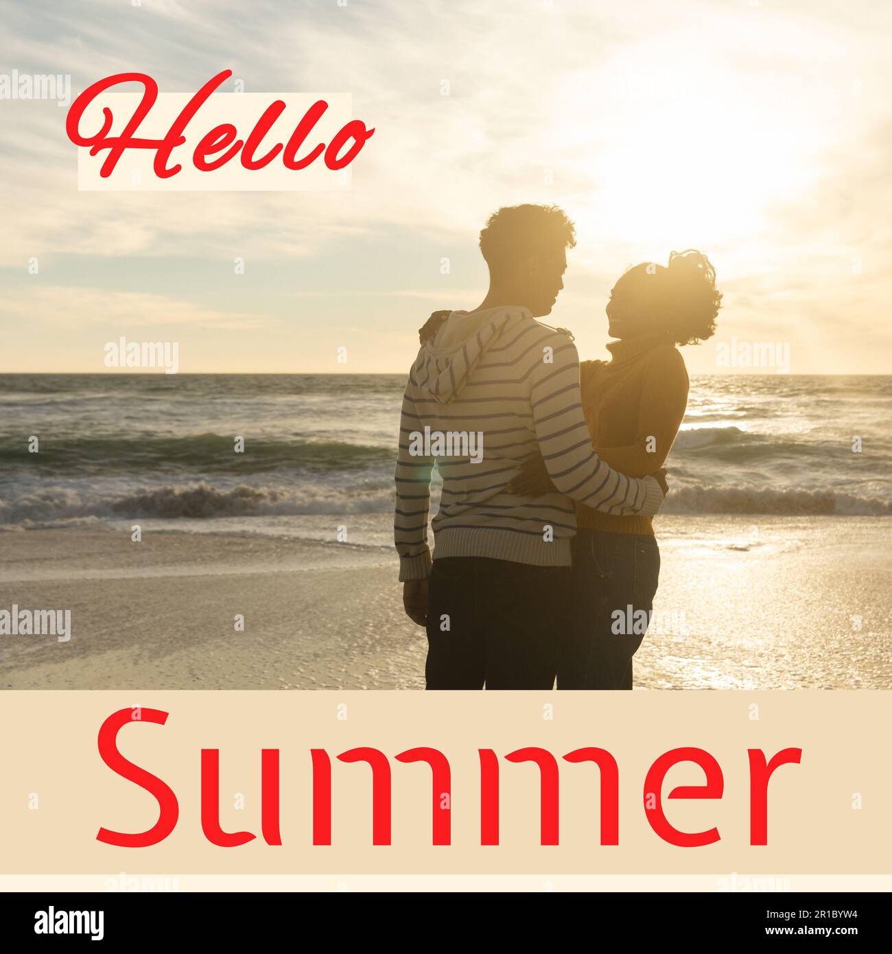 Composition du texte d'été Hello sur couple biracial amoureux sur la plage Banque D'Images