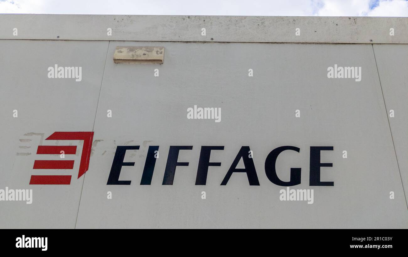 Bordeaux , Aquitaine France - 05 09 2023 : logo Eiffage construction marque camion et texte du signe sur panneau van Banque D'Images