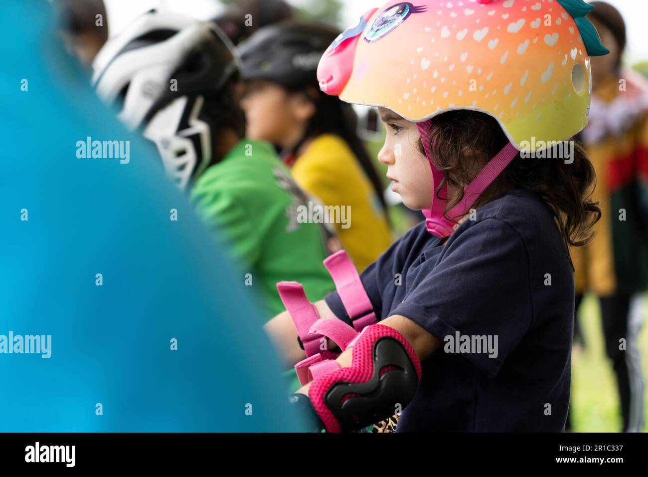 Enfant de 5 ans d'âge préscolaire à la course à vélo. Banque D'Images