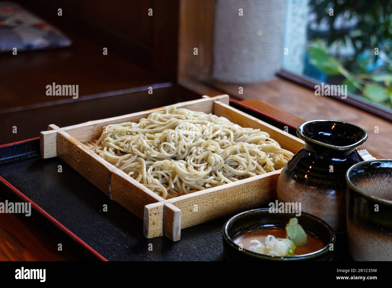 Zaru soba est un plat de nouilles réfrigéré qui est servi avec une sauce trempée et de l'algue nori sur un panier plat ou une assiette. Banque D'Images