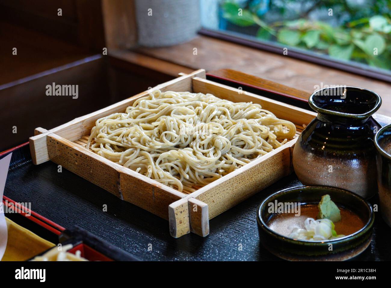Zaru soba est un plat de nouilles réfrigéré qui est servi avec une sauce trempée et de l'algue nori sur un panier plat ou une assiette. Banque D'Images