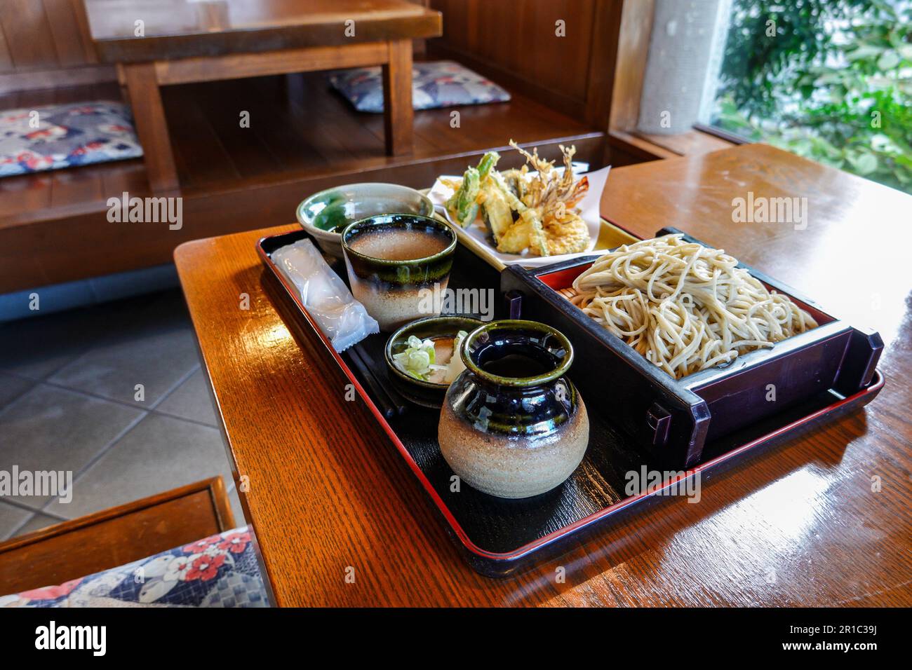 Zaru soba est un plat de nouilles réfrigéré qui est servi avec une sauce trempée et de l'algue nori sur un panier plat ou une assiette. Banque D'Images
