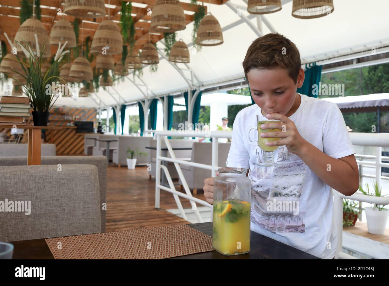 Dégustation de limonade fraîche pour les enfants dans un restaurant Banque D'Images
