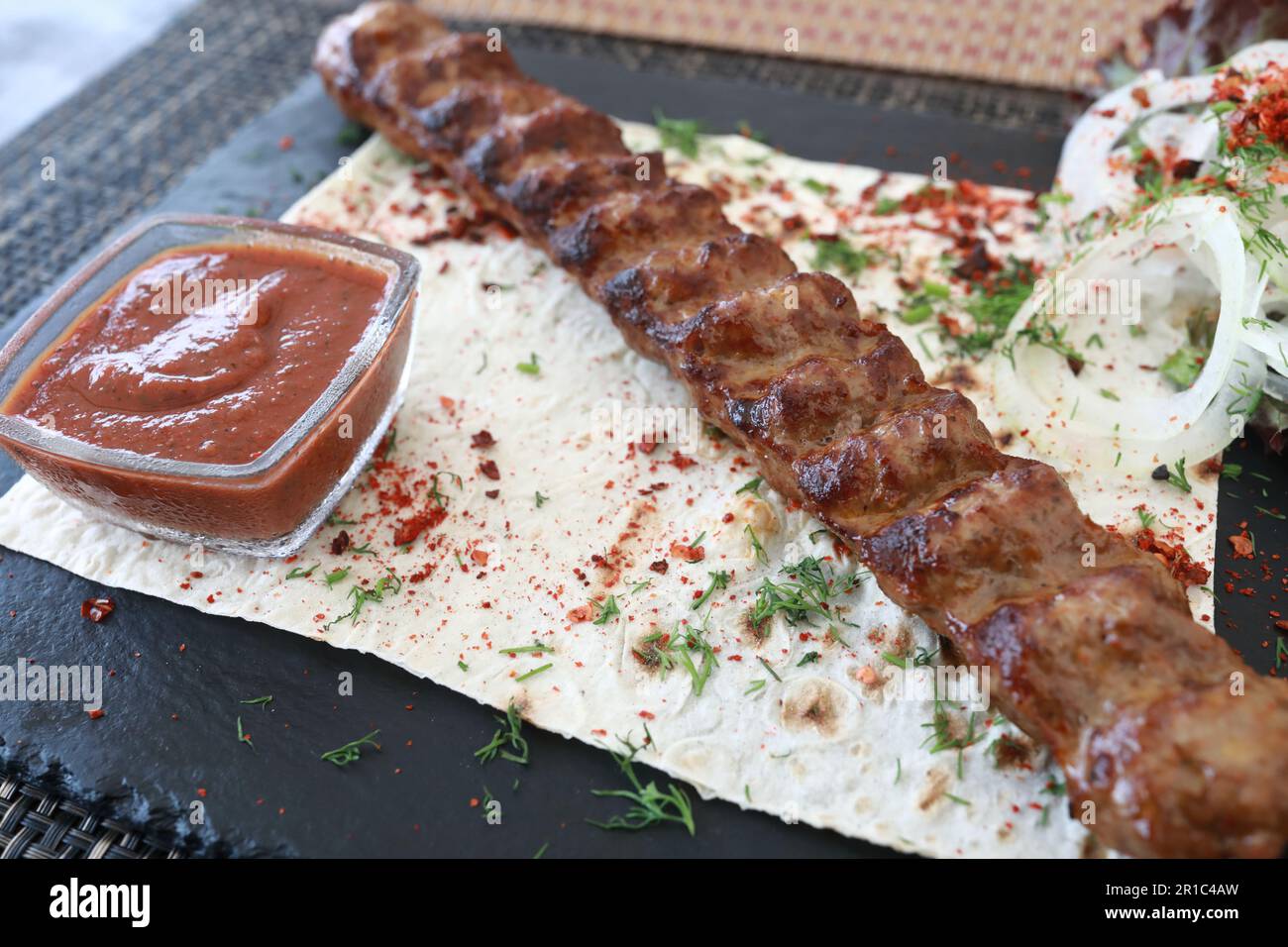 Agneau lula kebab avec rondelles d'oignon à bord dans le restaurant Banque D'Images