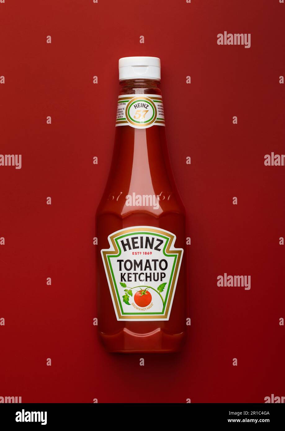 LONDON,UK - 21 AVRIL 2023 : bouteille de ketchup Heinz original sur fond rouge.vue du dessus. Banque D'Images