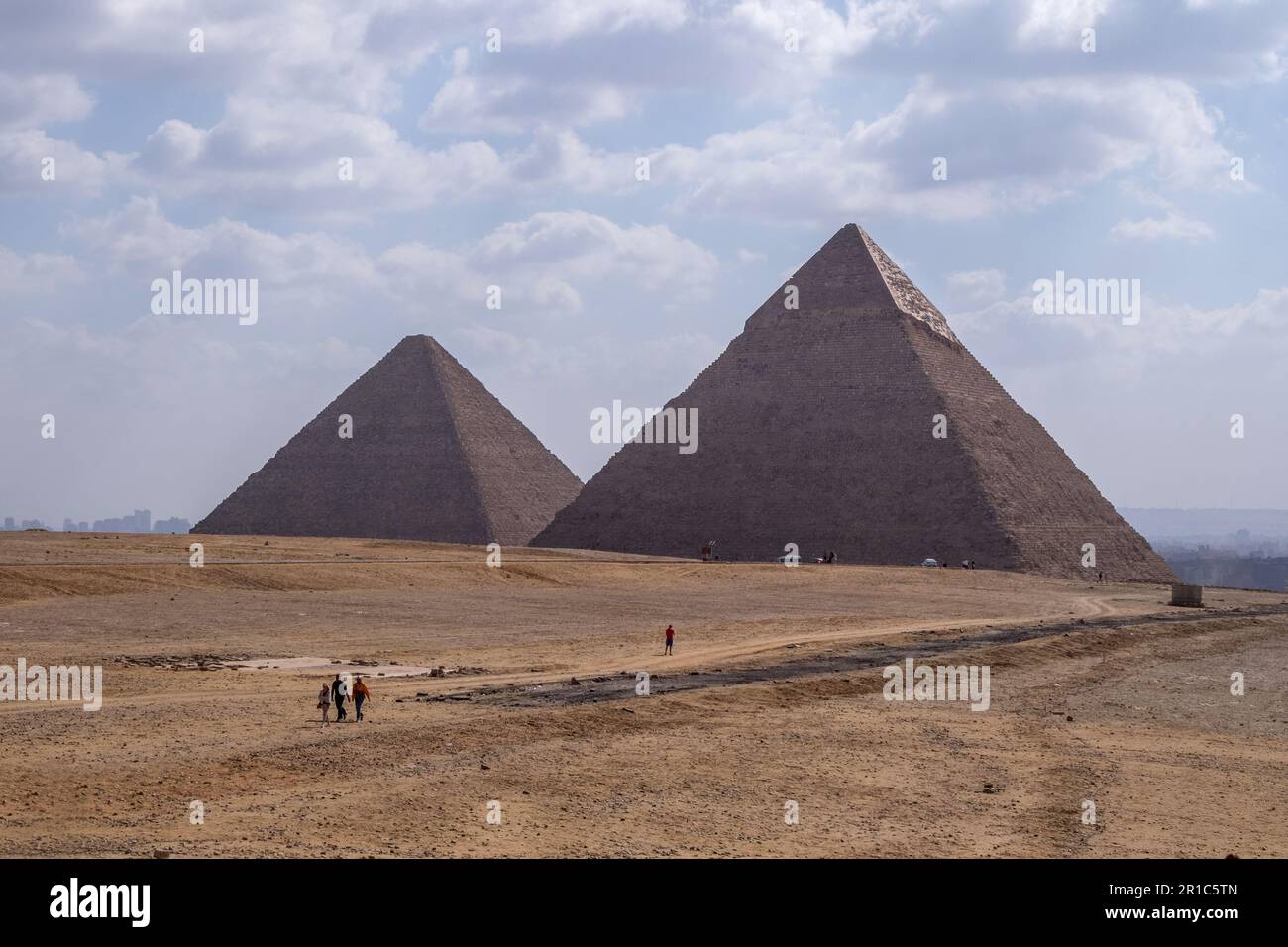 Paysage avec les pyramides de Gizeh en arrière-plan au Caire, Egypte Banque D'Images