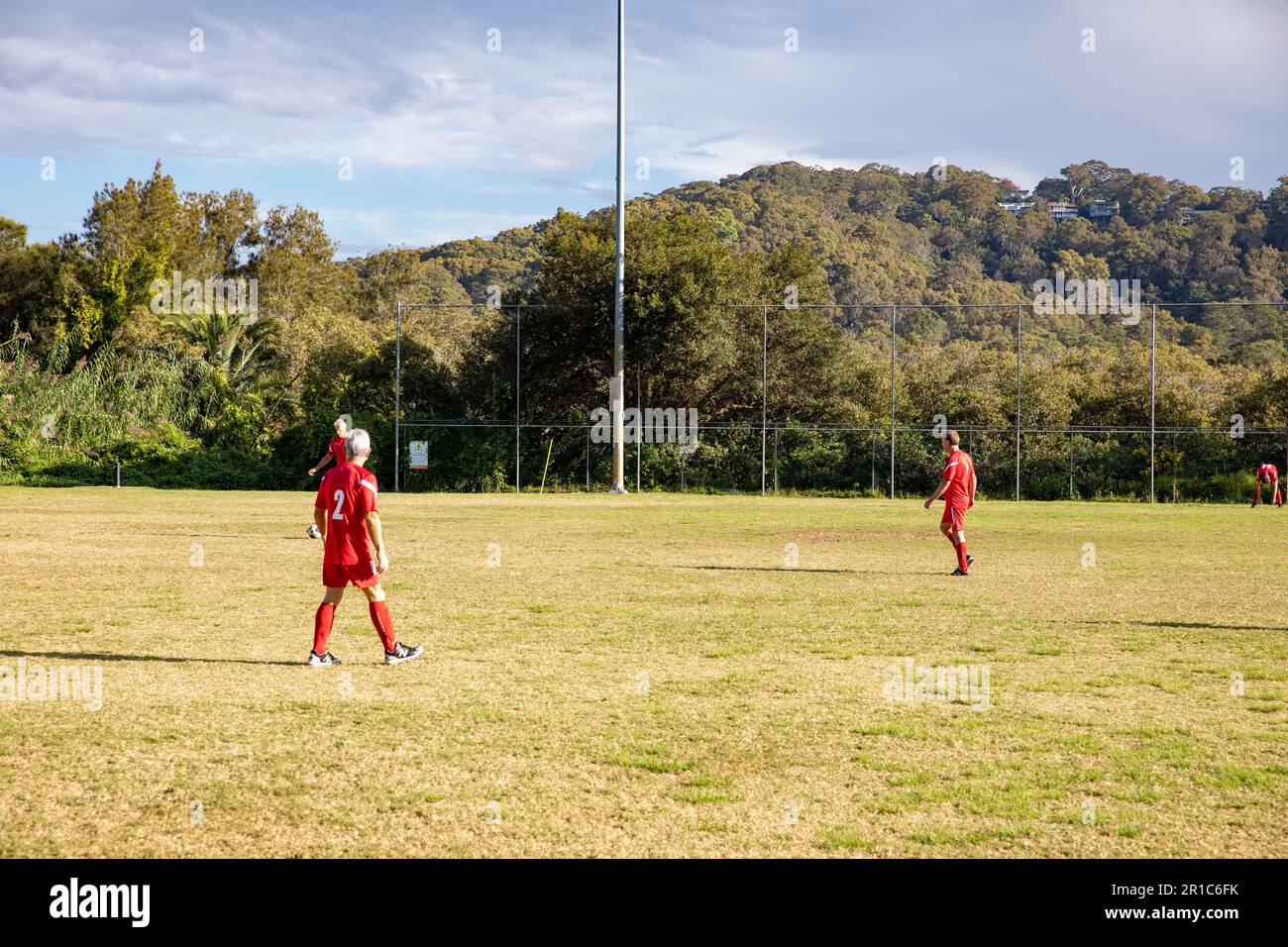 Match de football amateur à Sydney Australie l'équipe de football d'Avalon s'échauffe avant plus de 45 matchs de football en compétition, en Australie Banque D'Images