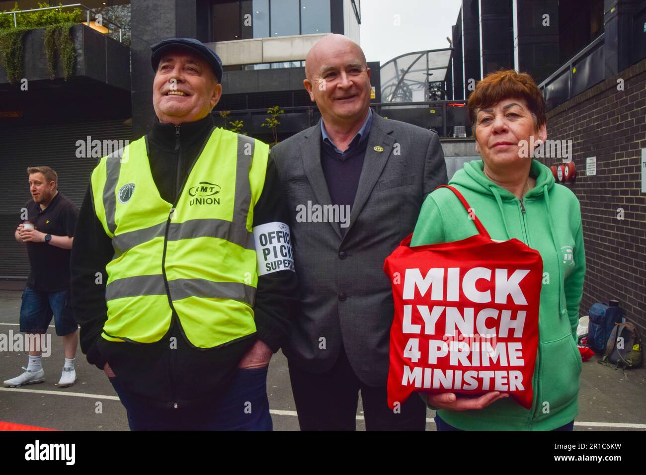 Londres, Royaume-Uni. 13th mai 2023. Le secrétaire général du RMT Mick Lynch se joint au piquet à l'extérieur de la gare d'Euston alors que les travailleurs du rail entachent de nouvelles grèves par rapport à la rémunération. Credit: Vuk Valcic/Alamy Live News Banque D'Images