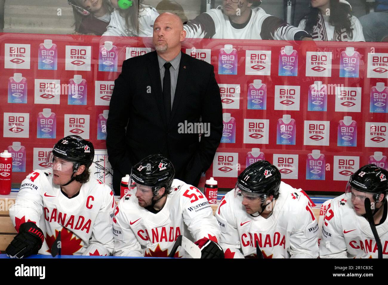 Riga, Lettonie. 12th mai 2023. L'entraîneur en chef du Canada, André Tourigny (en haut), réagit pendant le match du groupe B entre la Lettonie et le Canada au Championnat du monde de hockey sur glace 2023 de l'IIHF à Riga, en Lettonie, au 12 mai 2023. Crédit: Edijs Palens/Xinhua/Alamy Live News Banque D'Images