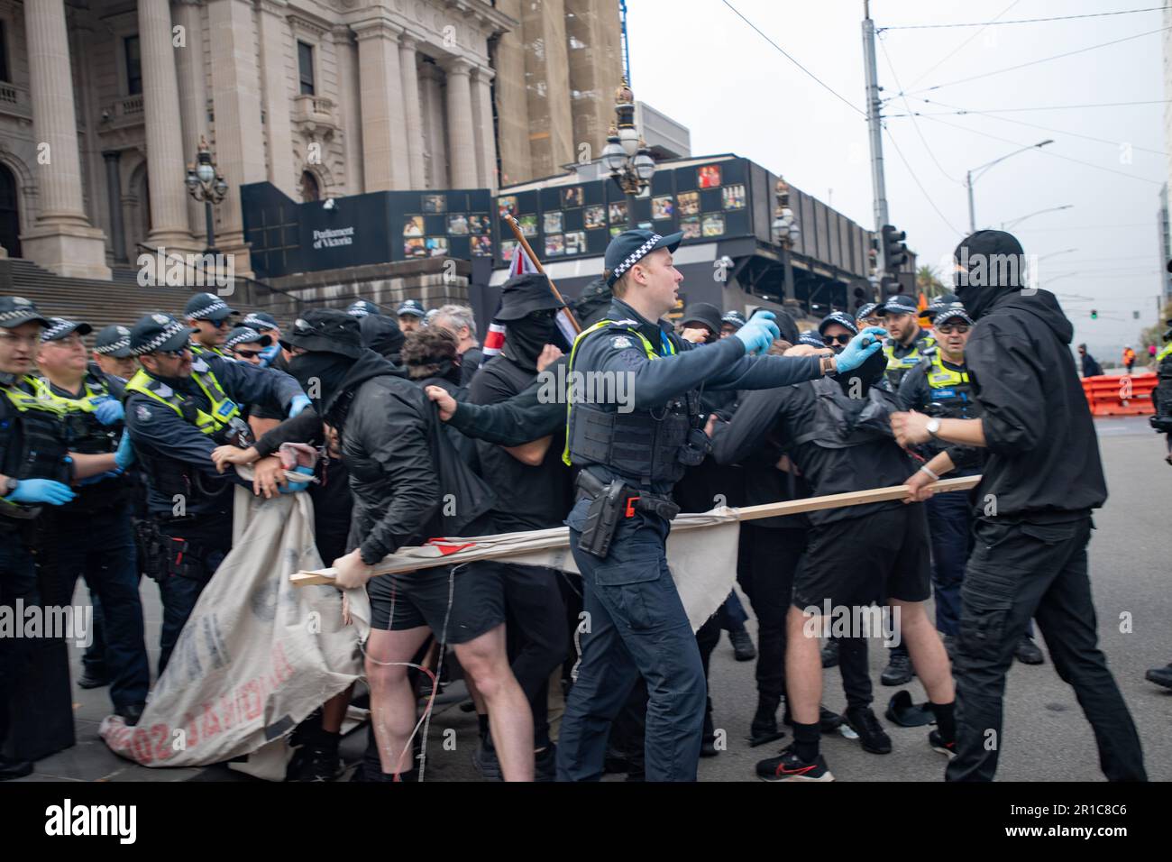 Melbourne, Australie, 13 mai 2023. Les néo-nazis protestant contre l'immigration se rassemblent devant le Parlement et sont accueillis par une force démesurée de contre-manifestants antifascistes. Credit: Jay Kogler/Alay Live News Banque D'Images