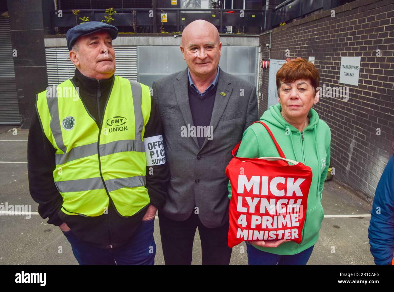 Londres, Royaume-Uni. 13th mai 2023. Le secrétaire général du RMT Mick Lynch se joint au piquet à l'extérieur de la gare d'Euston alors que les travailleurs du rail entachent de nouvelles grèves par rapport à la rémunération. Credit: Vuk Valcic/Alamy Live News Banque D'Images