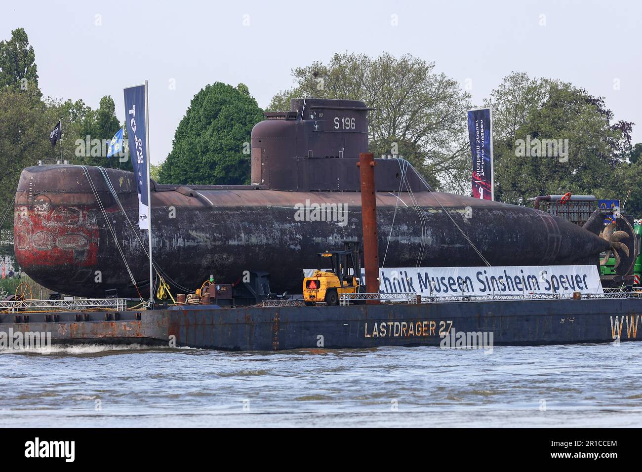 Düsseldorf, Allemagne, 13.05.2023: Le sous-marin U-17 de la Marine allemande désaffecté est transporté le long du Rhin à Düsseldorf. Le U-Boat est transporté par étapes vers Mayence, avant de se diriger par la route vers sa destination finale, le Musée technique de Sinsheim. Credit: News NRW / Alamy Live News Banque D'Images