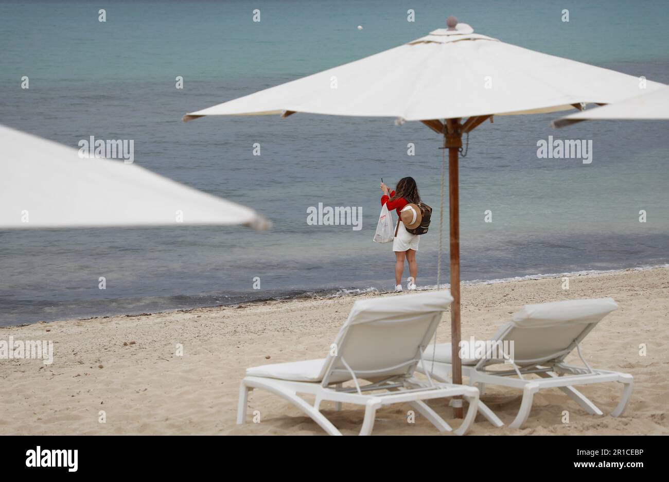 Palma, Espagne. 11th mai 2023. Une femme prend une photo de la mer. La Playa de Palma à Ballermann à Majorque a perdu le 'drapeau bleu' et donc le statut de plage d'excellente qualité. (À dpa 'Ballermann Beach perd 'drapeau bleu' pour l'excellente qualité') Credit: Clara Margais/dpa/Alay Live News Banque D'Images