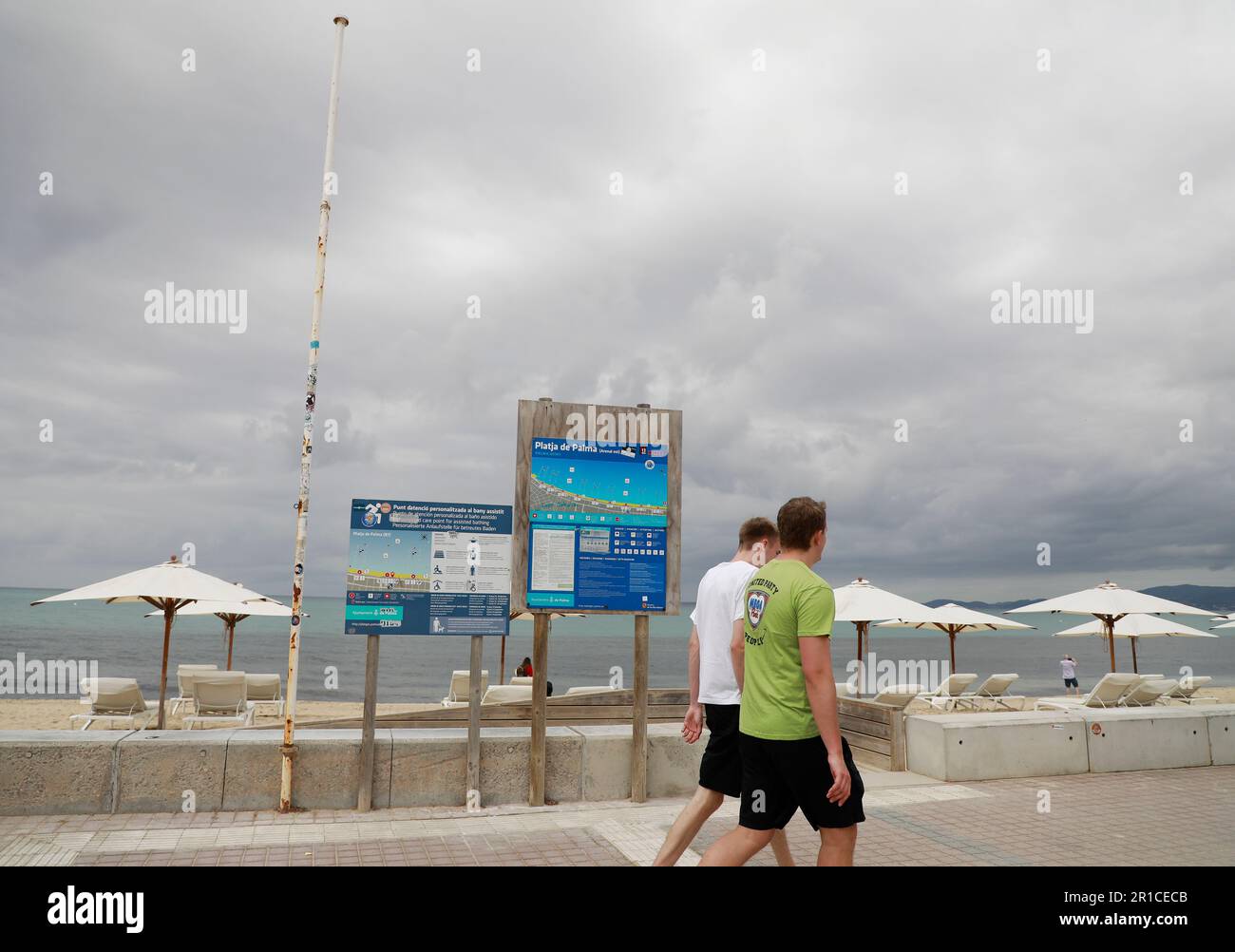 Palma, Espagne. 11th mai 2023. Mât où le drapeau bleu a été hissé au cours des saisons précédentes. La Playa de Palma à Ballermann à Majorque a perdu le 'drapeau bleu' et donc le statut de plage d'excellente qualité. (À dpa 'Ballermann Beach perd 'drapeau bleu' pour l'excellente qualité') Credit: Clara Margais/dpa/Alay Live News Banque D'Images