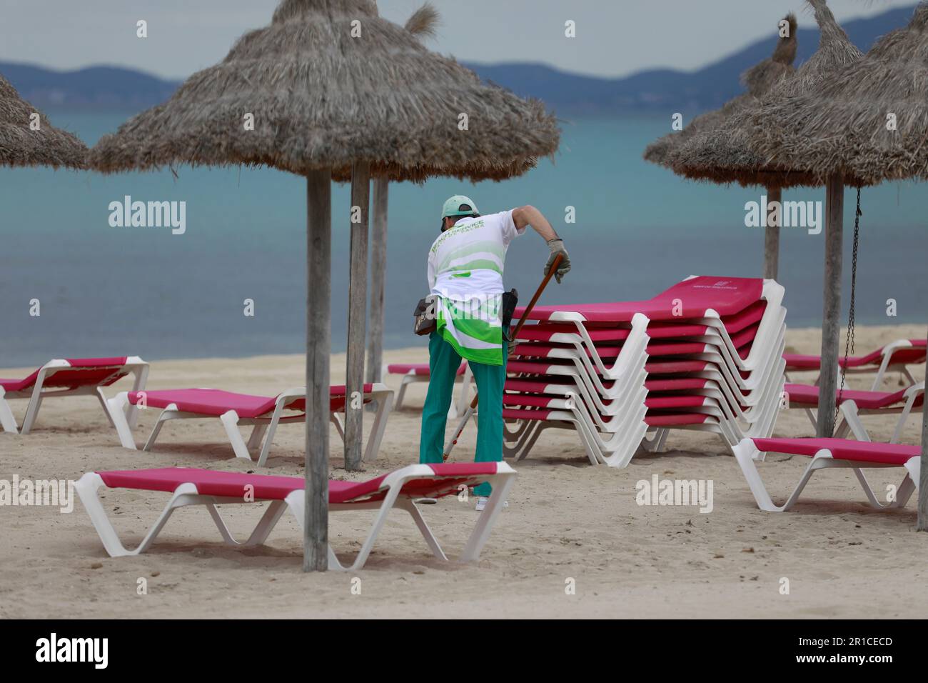 Palma, Espagne. 11th mai 2023. Les gardes de plage travaillent sur la plage d'Arenal. La Playa de Palma à Ballermann à Majorque a perdu le 'drapeau bleu' et donc le statut de plage d'excellente qualité. (À dpa 'Ballermann Beach perd 'drapeau bleu' pour l'excellente qualité') Credit: Clara Margais/dpa/Alay Live News Banque D'Images