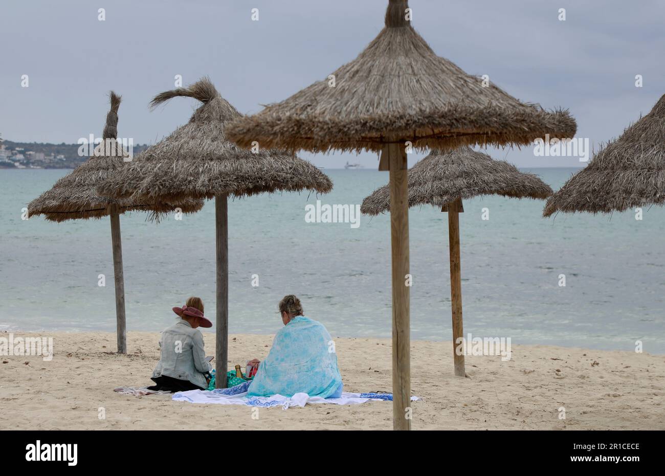 Palma, Espagne. 11th mai 2023. Deux femmes assises sur la plage sous un parasol. La Playa de Palma à Ballermann à Majorque a perdu le 'drapeau bleu' et donc le statut de plage d'excellente qualité. (À dpa 'Ballermann Beach perd 'drapeau bleu' pour l'excellente qualité') Credit: Clara Margais/dpa/Alay Live News Banque D'Images