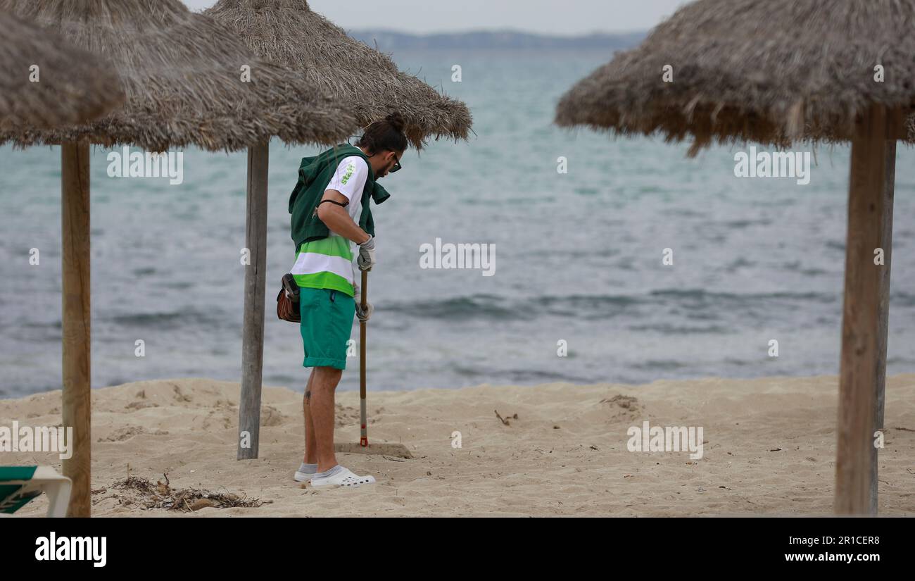 Palma, Espagne. 11th mai 2023. Les gardes de plage travaillent sur la plage d'Arenal. La Playa de Palma à Ballermann à Majorque a perdu le 'drapeau bleu' et donc le statut de plage d'excellente qualité. (À dpa 'Ballermann Beach perd 'drapeau bleu' pour l'excellente qualité') Credit: Clara Margais/dpa/Alay Live News Banque D'Images
