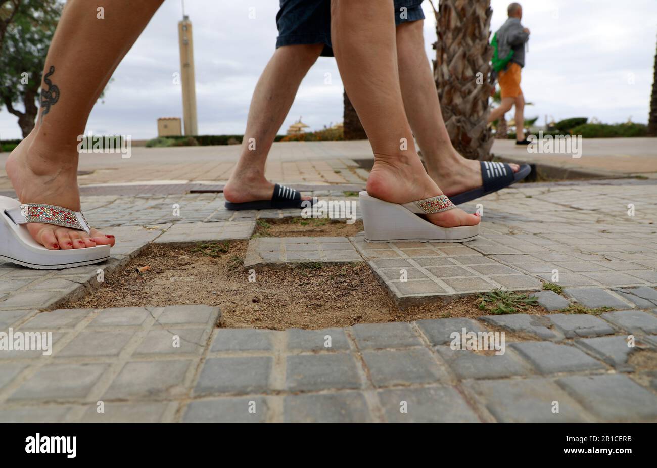 Palma, Espagne. 11th mai 2023. Détail de pavage endommagé sur la promenade à côté de la plage d'Arenal. Playa de Palma à Ballermann à Majorque a perdu le drapeau bleu et donc le statut de plage d'excellente qualité. (À dpa 'Ballermann Beach perd 'drapeau bleu' pour l'excellente qualité') Credit: Clara Margais/dpa/Alay Live News Banque D'Images