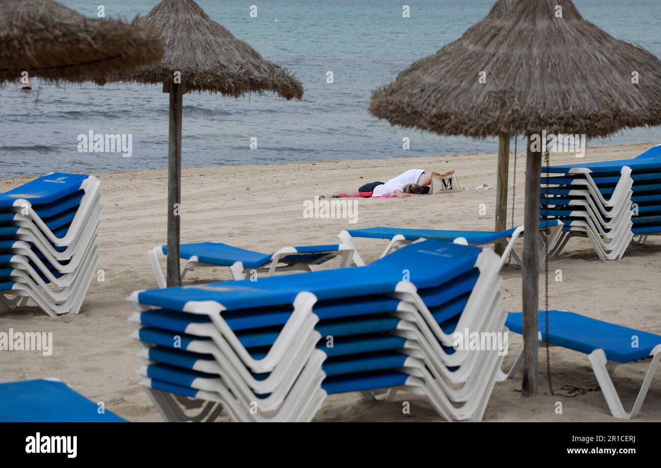 Palma, Espagne. 11th mai 2023. Deux personnes se trouvant sur la plage d'Arenal. La Playa de Palma à Ballermann à Majorque a perdu le 'drapeau bleu' et donc le statut de plage d'excellente qualité. (À dpa 'Ballermann Beach perd 'drapeau bleu' pour l'excellente qualité') Credit: Clara Margais/dpa/Alay Live News Banque D'Images