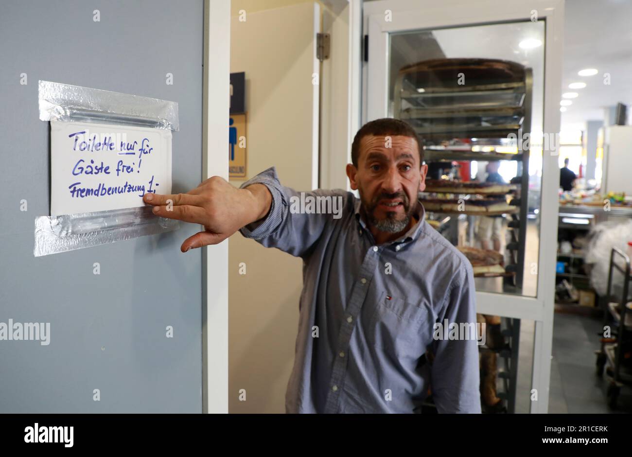 Palma, Espagne. 11th mai 2023. Mohamed Aladin, propriétaire d'un restaurant sur la plage d'Arenal, se plaint du manque de services publics sur la plage. Playa de Palma à Ballermann à Majorque a perdu le drapeau bleu et donc le statut de plage d'excellente qualité. (À dpa 'Ballermann Beach perd 'drapeau bleu' pour l'excellente qualité') Credit: Clara Margais/dpa/Alay Live News Banque D'Images