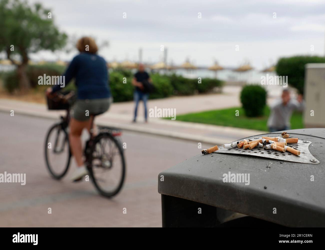 Palma, Espagne. 11th mai 2023. Détail d'une poubelle pleine de buttes de tabac sur la plage d'Arenal. La Playa de Palma à Ballermann à Majorque a perdu le 'drapeau bleu' et donc le statut de plage d'excellente qualité. (À dpa 'Ballermann Beach perd 'drapeau bleu' pour l'excellente qualité') Credit: Clara Margais/dpa/Alay Live News Banque D'Images