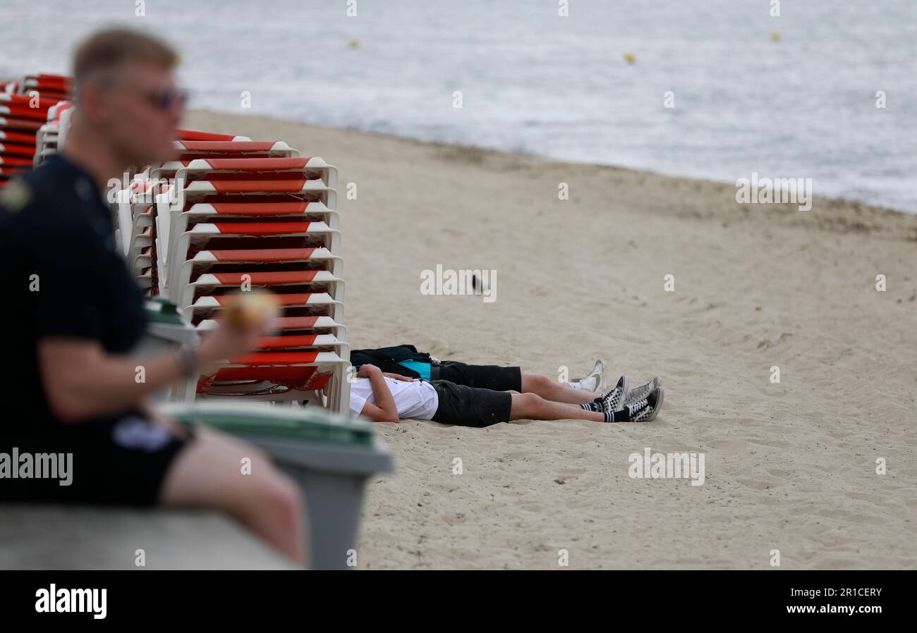 Palma, Espagne. 11th mai 2023. Deux personnes se trouvant sur la plage d'Arenal. La Playa de Palma à Ballermann à Majorque a perdu le 'drapeau bleu' et donc le statut de plage d'excellente qualité. (À dpa 'Ballermann Beach perd 'drapeau bleu' pour l'excellente qualité') Credit: Clara Margais/dpa/Alay Live News Banque D'Images
