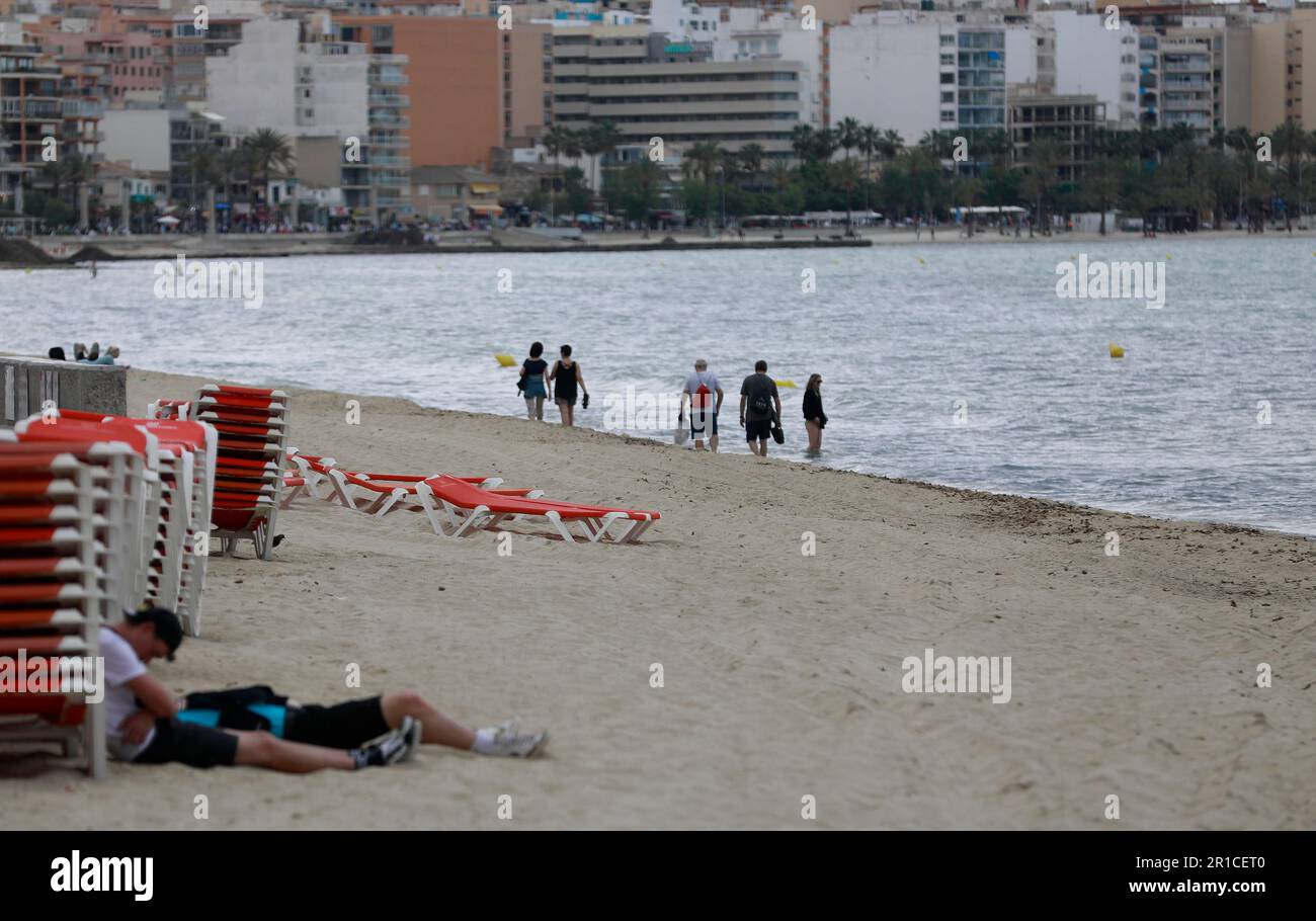 Palma, Espagne. 11th mai 2023. Chaises longues sur la plage d'Arenal. La Playa de Palma à Ballermann à Majorque a perdu le 'drapeau bleu' et donc le statut de plage d'excellente qualité. (À dpa 'Ballermann Beach perd 'drapeau bleu' pour l'excellente qualité') Credit: Clara Margais/dpa/Alay Live News Banque D'Images
