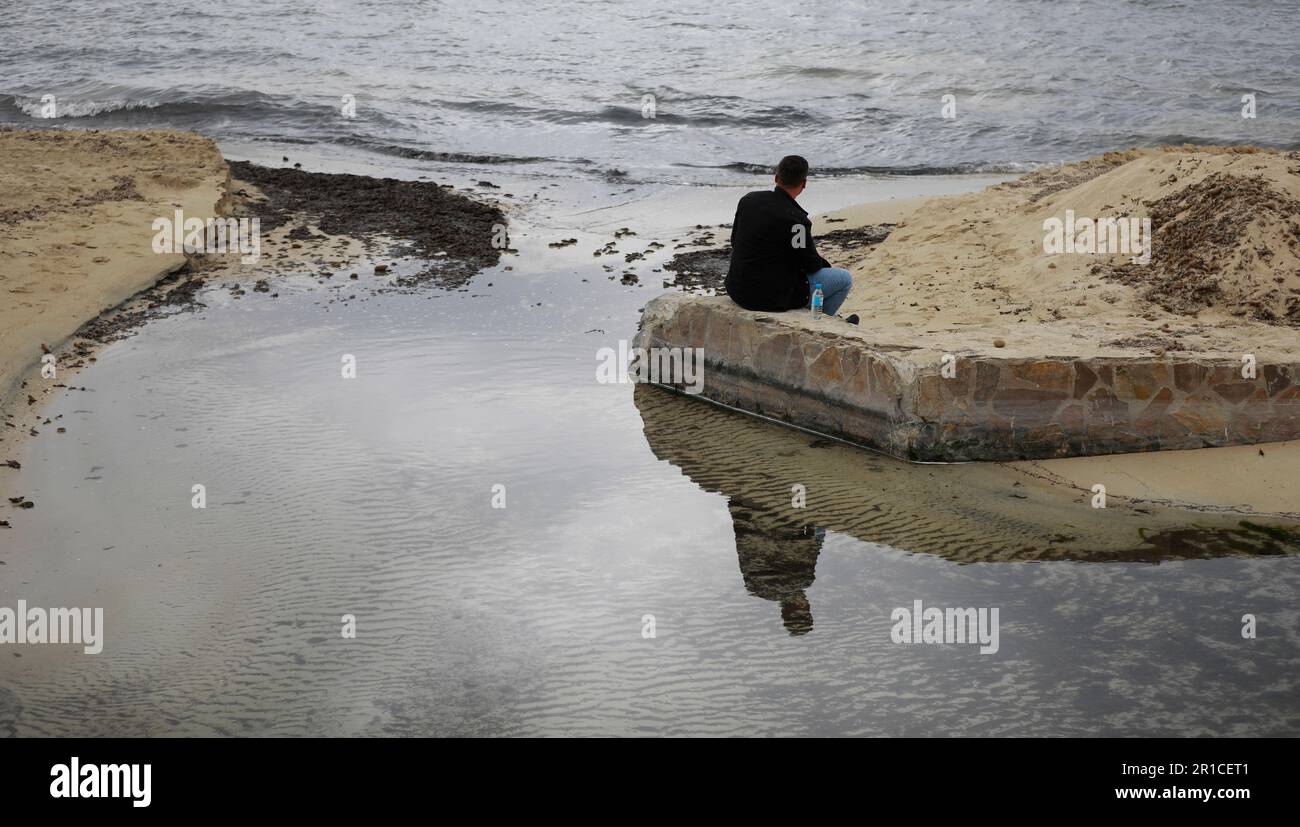 Palma, Espagne. 11th mai 2023. Un homme donne sur la mer sur la plage d'Arenal. La Playa de Palma à Ballermann à Majorque a perdu le 'drapeau bleu' et donc le statut de plage d'excellente qualité. (À dpa 'Ballermann Beach perd 'drapeau bleu' pour l'excellente qualité') Credit: Clara Margais/dpa/Alay Live News Banque D'Images