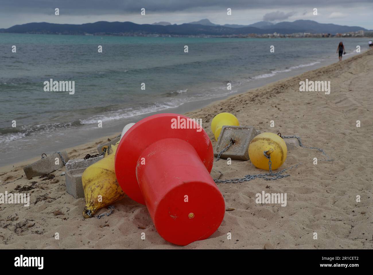 Palma, Espagne. 11th mai 2023. Bouées dans le sable sur la plage d'Arenal. La Playa de Palma à Ballermann à Majorque a perdu le 'drapeau bleu' et donc le statut de plage d'excellente qualité. (À dpa 'Ballermann Beach perd 'drapeau bleu' pour l'excellente qualité') Credit: Clara Margais/dpa/Alay Live News Banque D'Images